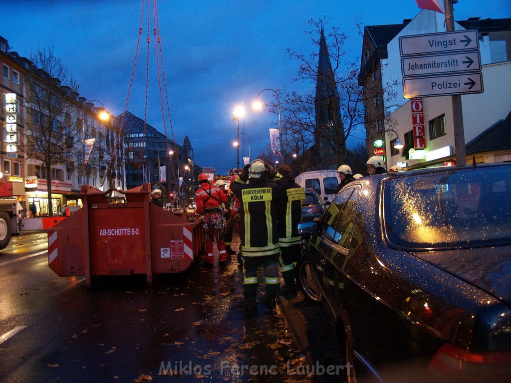 Sturm 3 Geruest droht auf die Strasse zu stuerzen Koeln Kalk Kalker Hauptstr   P062.JPG